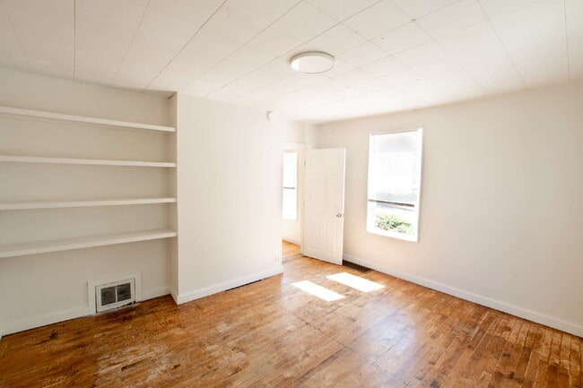 Building Photo - Spacious 2BR in Auburn with Off-Street Parking | $1,575 | AVAILABLE NOW