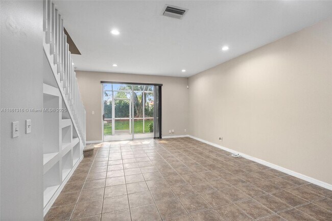 Building Photo - 2082 Madeira Dr