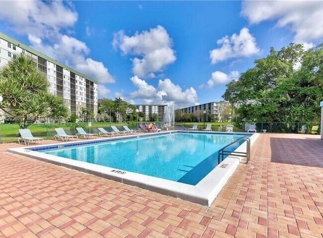 Building Photo - 2200 S Cypress Bend Dr