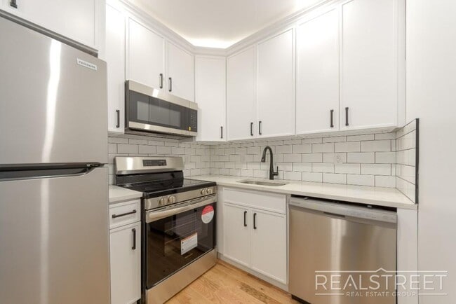 Building Photo - Brand New 1 Bedroom with In-Unit Washer/Dr...