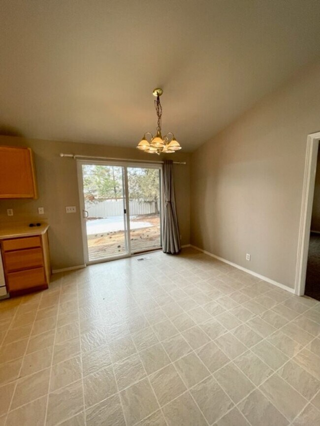Building Photo - Beautiful 3 Bedroom Single Level home near...