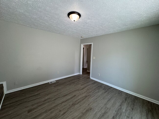 Building Photo - Far Eastside Large 3 Bedroom 1.5 Bath