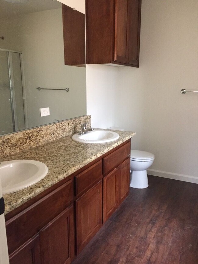 Building Photo - 3 bed 2 bath home