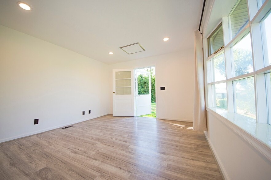 Building Photo - 105 N Cypress Rd