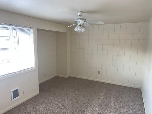Building Photo - Freshly Updated 2 Bed w/ Granite + W/S/G Included – Available Early May!