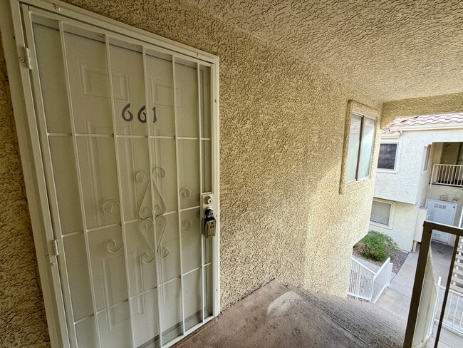 Building Photo - Light and Bright Henderson condo