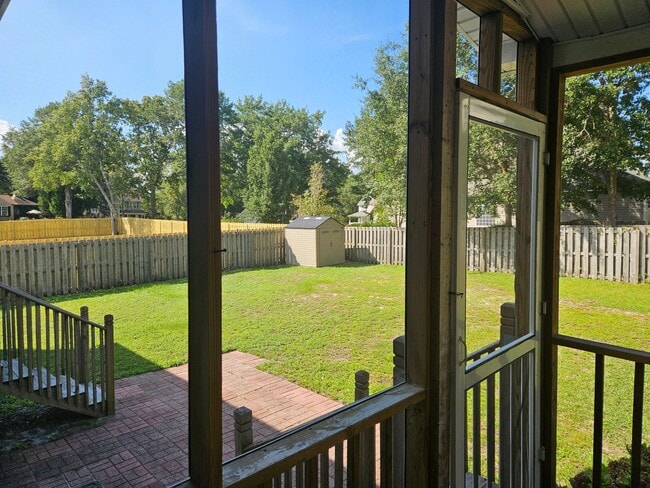 Building Photo - Beautiful unfurnished 4 bedroom, 2.5 bath ...