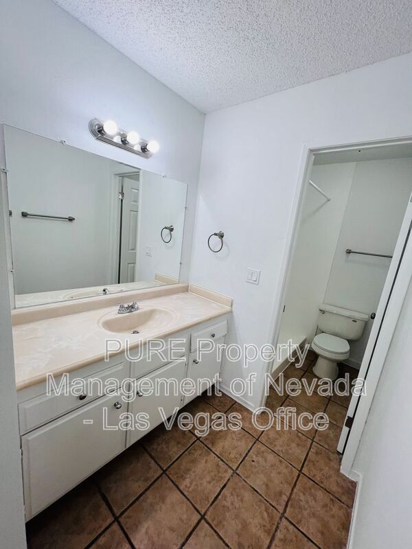 Building Photo - 1405 E Vegas Valley Dr