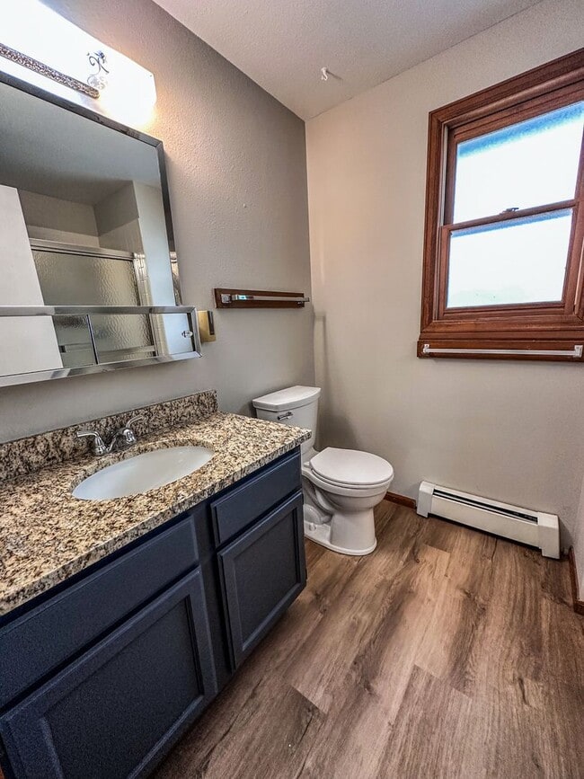 Building Photo - Large Updated 3-Bed 2-Bath Townhome w/ Gar...