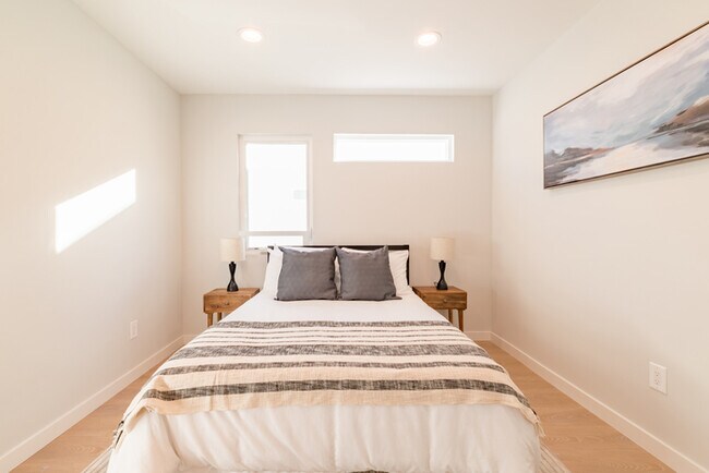 Building Photo - Two Bedroom Town Home-style Like Near NoHo...