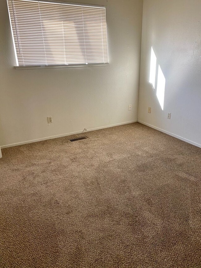 Building Photo - 1528 North Ct