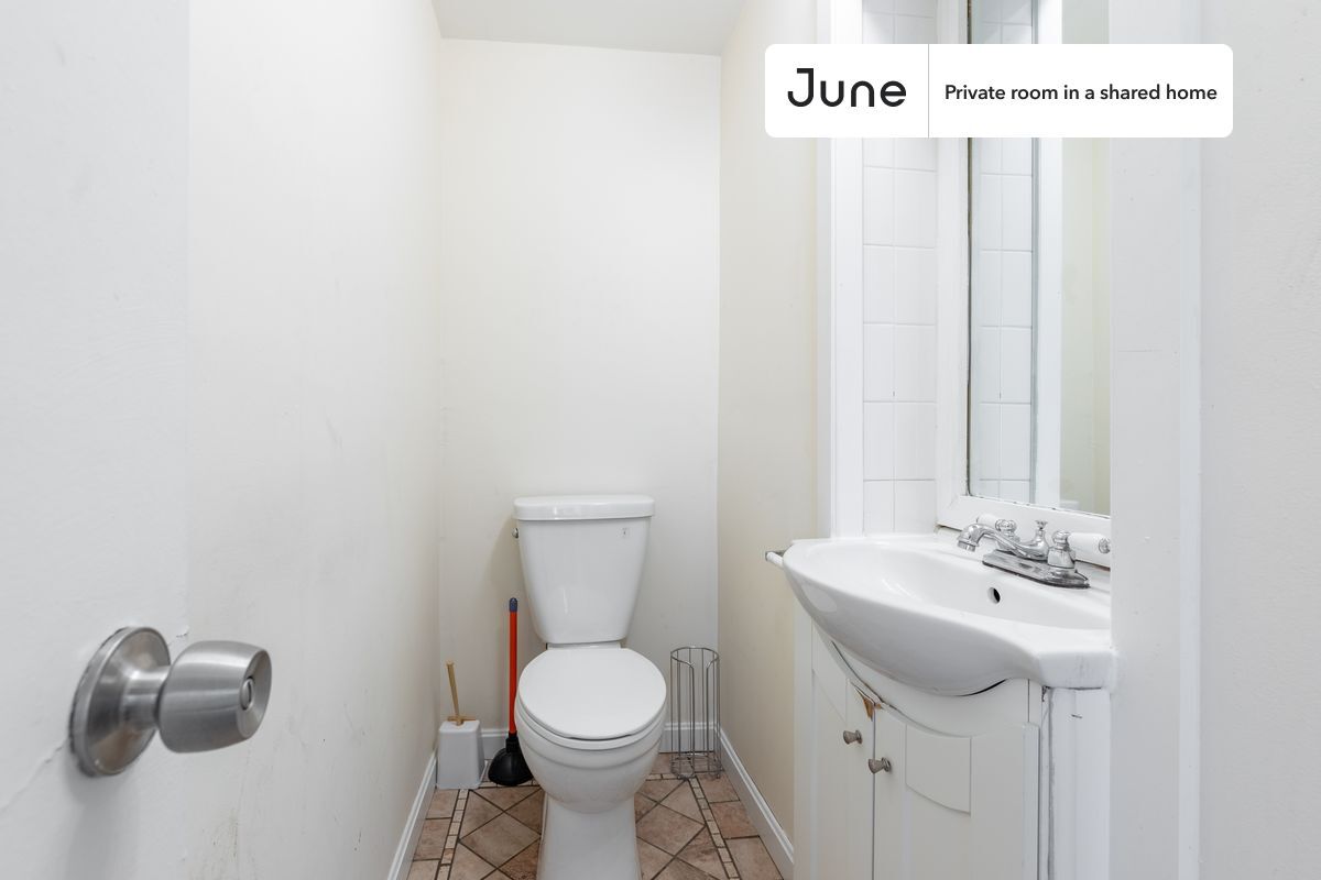 Building Photo - Room in Shared 4 bed/1.5 bath home