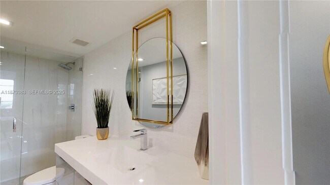 Building Photo - 5601 Collins Ave