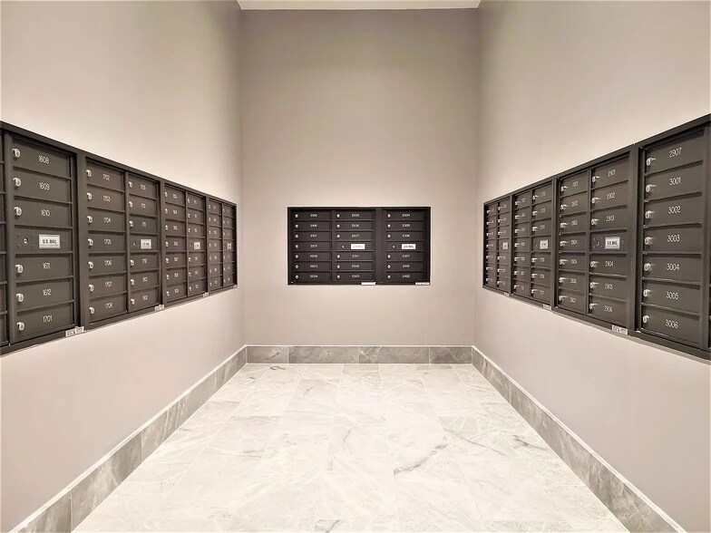 Building Photo - 75 Park Ln S