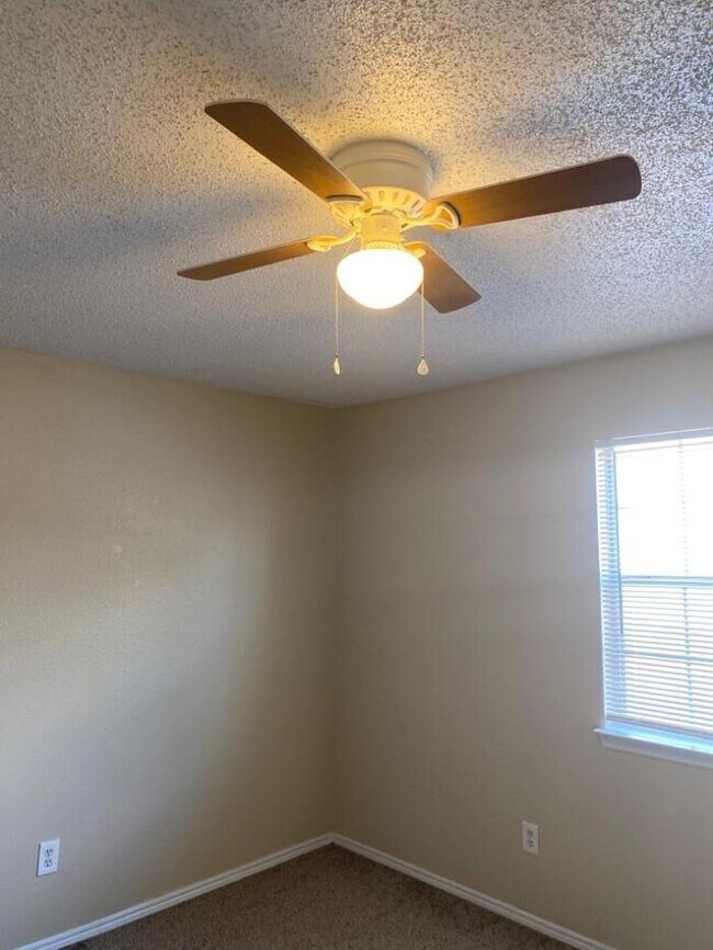 Building Photo - 2 bedroom Water included ! Must see!