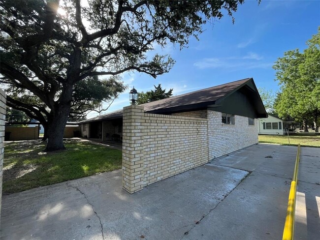 Building Photo - 912 Avenue H
