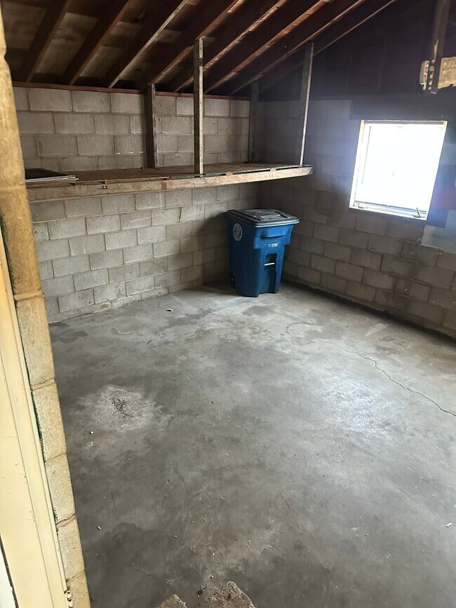 Building Photo - Move In Ready 2 Bedroom with Attached Gara...