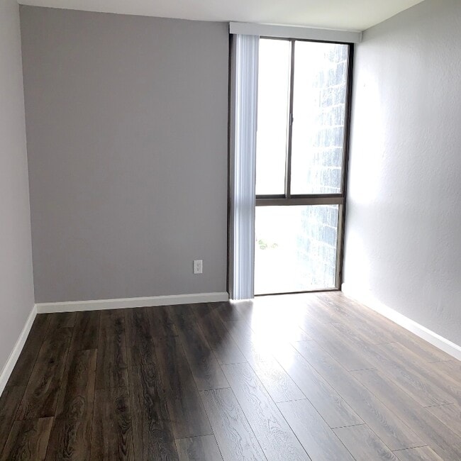 Building Photo - 555 Pierce St