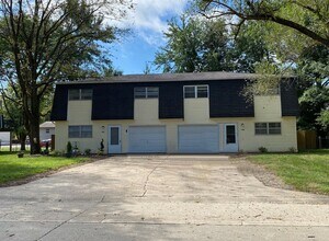 Building Photo - Covered Back Porch and Fenced Back Yard