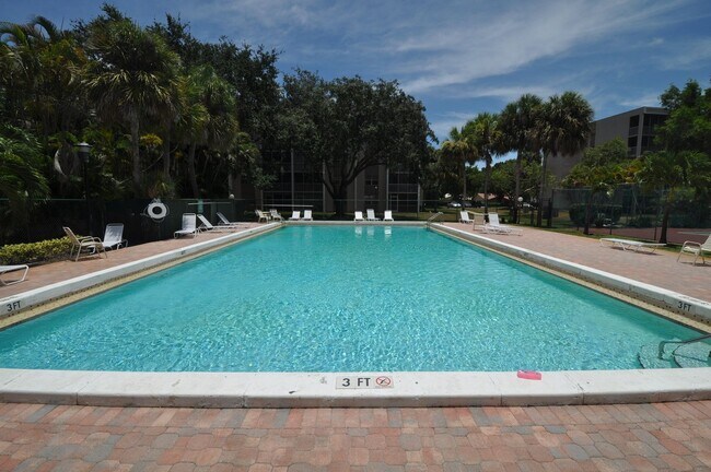 Building Photo - LARGE 2/2 IN CORAL SPRINGS PRICED RIGHT Tile Floor - Screened Patio - 1 Day Approval