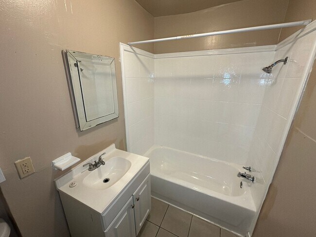 Building Photo - *COMING SOON* Downstairs 1BD/1BA Near San Antonio College – Easy Access, Central Location!