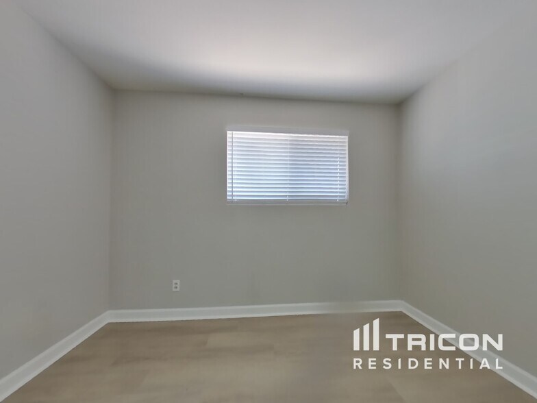 Building Photo - 7730 N 33rd Dr