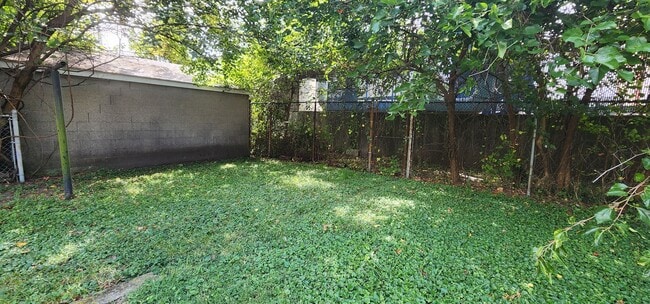 Building Photo - Welcome to this charming 3-bedroom, 2-bath...