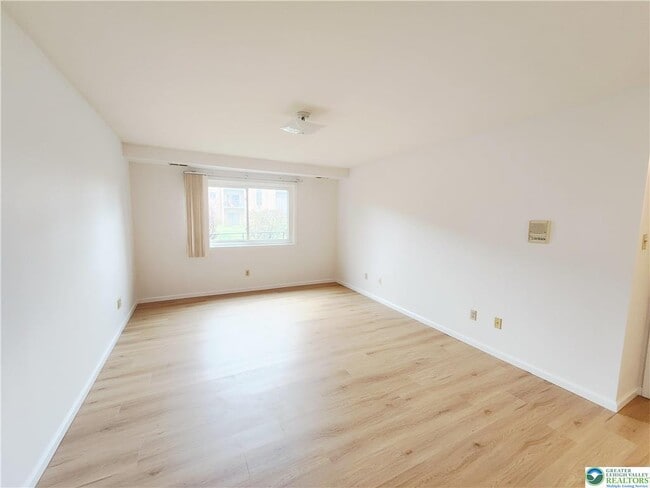 Building Photo - 4501 N Hedgerow Dr