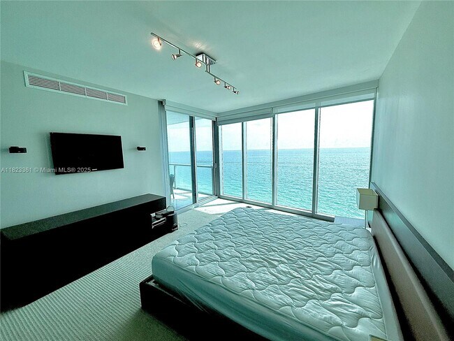 Building Photo - 17001 Collins Ave