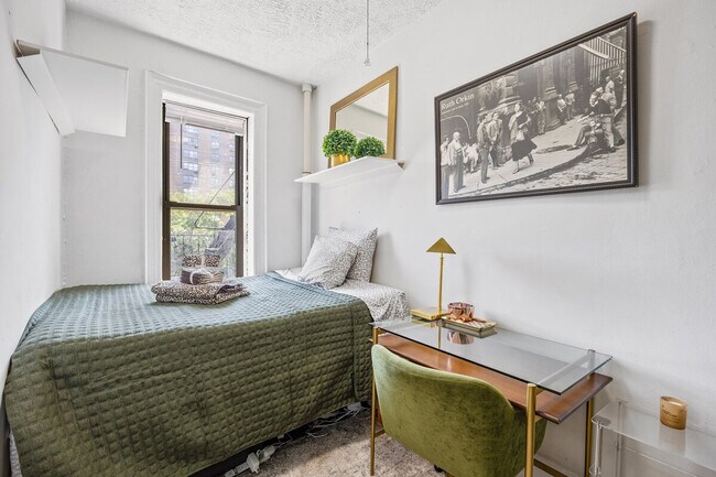 Building Photo - 542 E 14th St