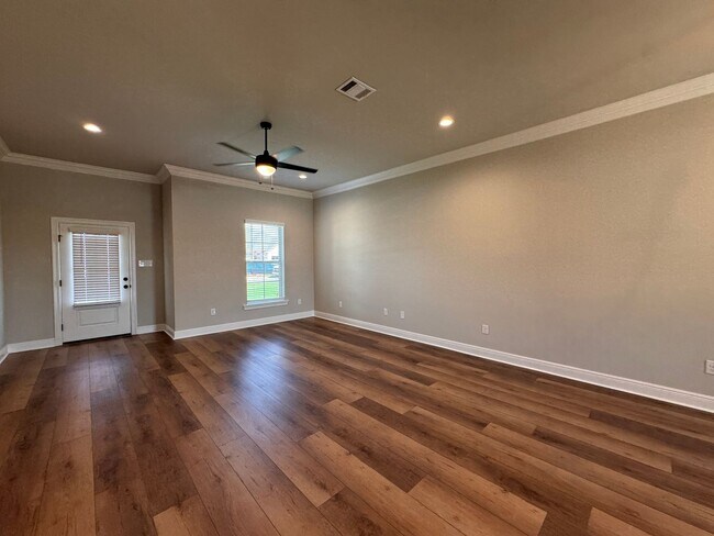 Building Photo - 818 Venecia Dr