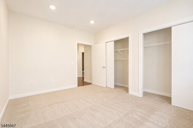 Building Photo - 723 Lorhan Dr
