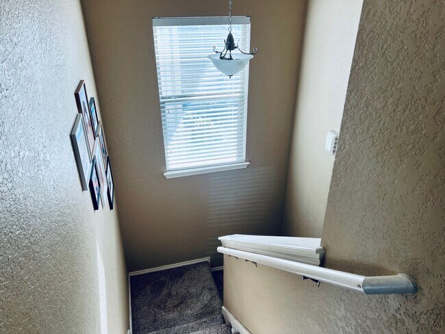 Building Photo - Two Bedroom Townhouse, Great Location!