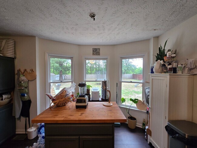 Building Photo - 111 Greentree Dr