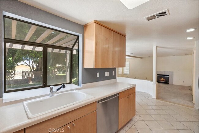 Building Photo - 2655 Victoria Park Dr