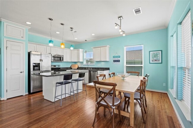 Building Photo - 3923 Reeves Dr