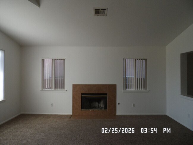 Building Photo - 3 Bedrooms, 2 Bathrooms, Approx 1582 sq. ft., 2 Car Garage, Fenced Back Yard, Rock-scaped Front Y...