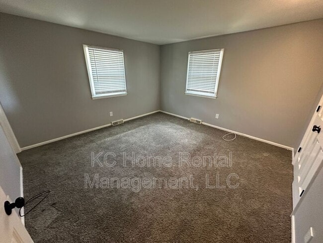 Building Photo - 209 NW Highland Ln