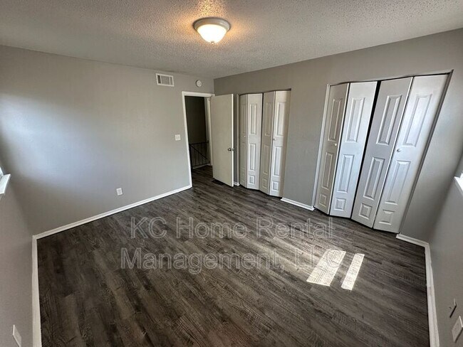 Building Photo - 212 N Oak Dr