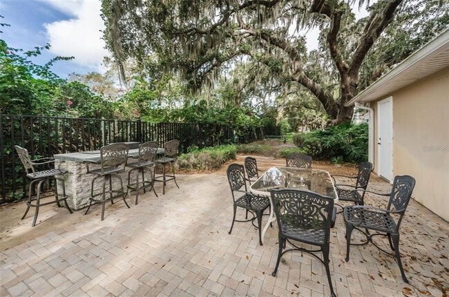 Building Photo - 704 Lyndhurst St