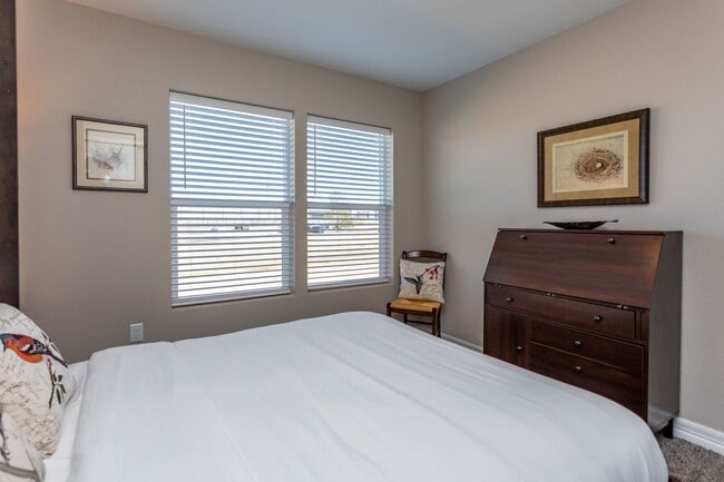 Building Photo - Stylish 3-Bedroom Townhome with Fireplace, Modern Kitchen & Spacious Layout!