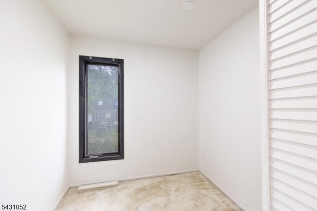 Building Photo - 9 Wick Ln