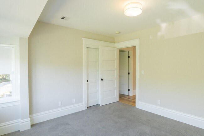 Building Photo - 6bd/3.75ba Seattle Home