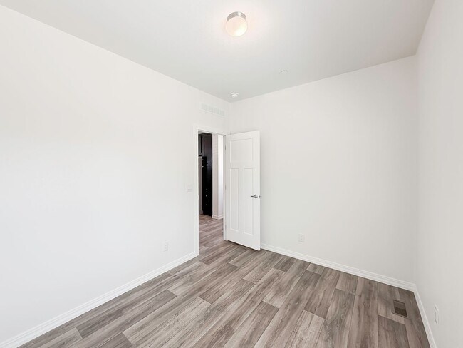 Building Photo - ~ AVAILABLE NOW ~ DUPLEX (LEFT)