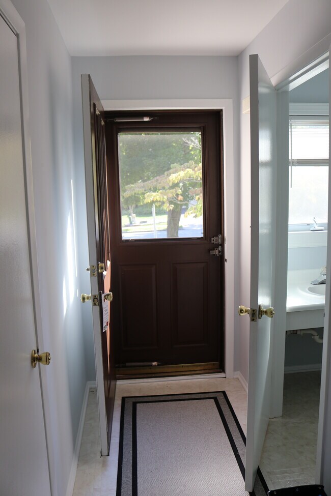 Building Photo - 17 Saxonney Cir