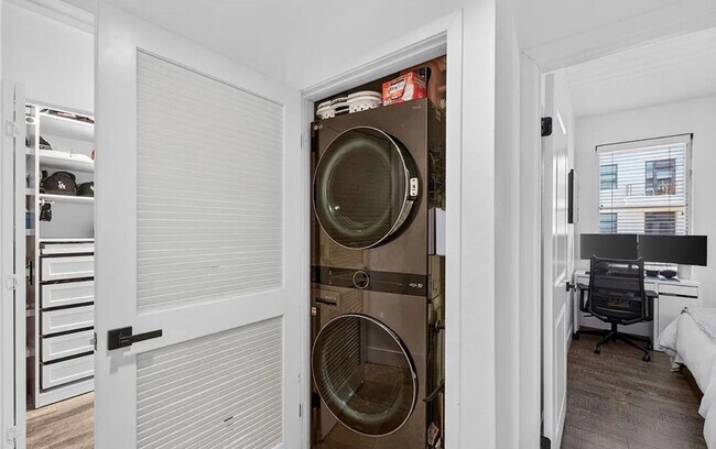 Building Photo - **150 The Promenade N #415 Long Beach** Upstairs Spacious 2 bedroom 2 bath !!2 weeks free OAC!!