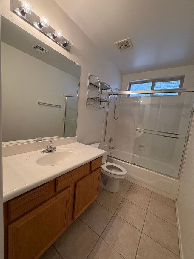 Building Photo - Well Maintained Home in  East Side Gated Community- 3Bd-A/C-Community Pools !!
