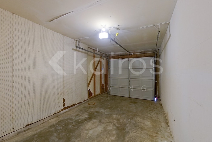 Building Photo - 3160 Creekwood Dr