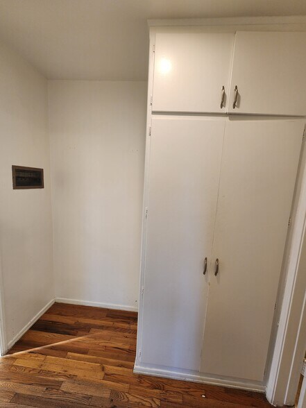 Building Photo - 14227 Moorpark St