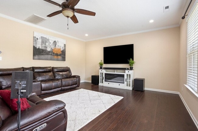 Building Photo - Beautiful 4 Bed 2.5 Bath
